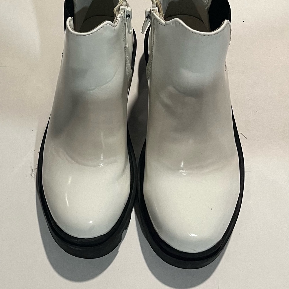 Steve Madden White and Black Sandals - Picture 3 of 11